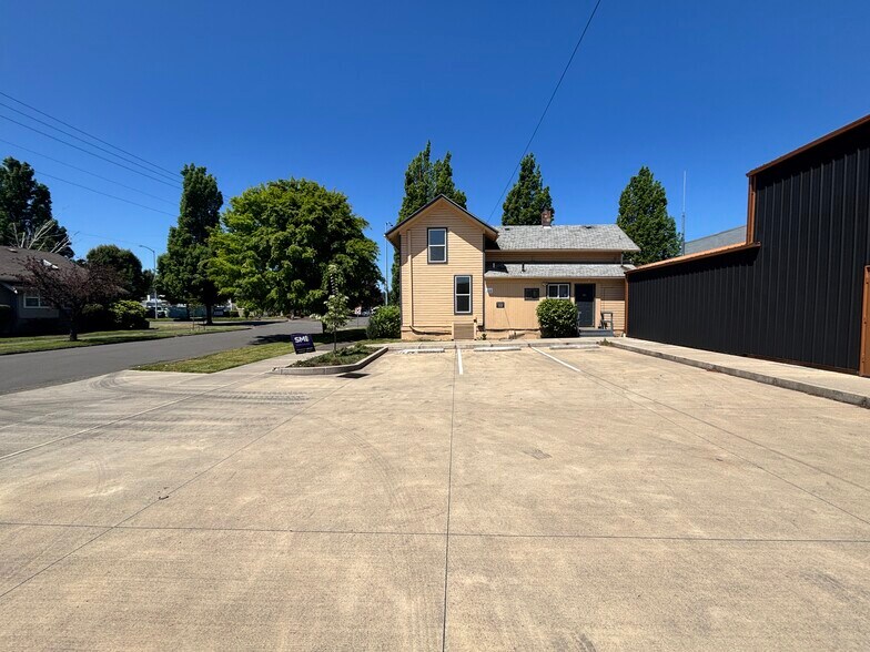 More Photos Of 309 Shipping St NE, Salem Convenience Store For Lease