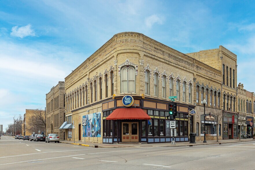 More Photos Of 401 N Main St, Oshkosh Bar For Sale