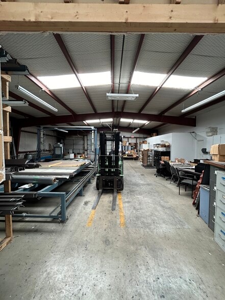 More Photos Of 440 N Broadway St, Joshua Manufacturing For Lease