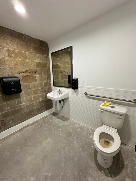 More Photos Of 1690 Hayes Ave, Long Beach Manufacturing For Lease