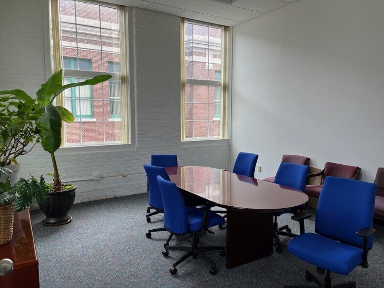 More Photos Of 158 Hartford Rd, Manchester Office Residential For Lease