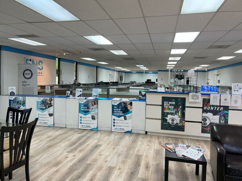 More Photos Of 1720 Townhurst Dr, Houston Warehouse For Sale