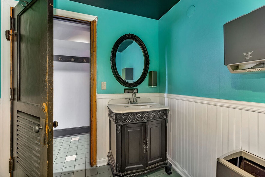 More Photos Of 4034 Hamilton Ave, Cincinnati Storefront Retail Office For Sale