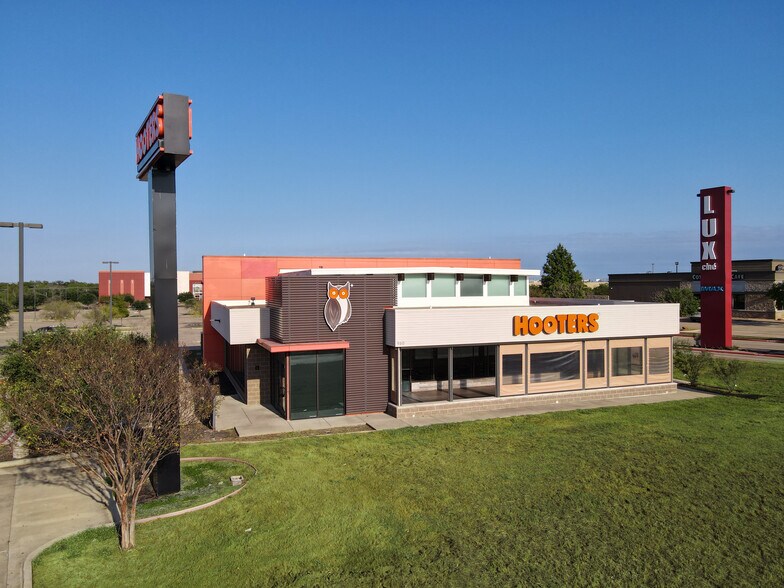 More Photos Of 960 N Earl Rudder Fwy, Bryan Restaurant For Lease