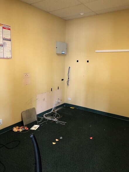 More Photos Of 268 S State St, Elgin General Retail For Lease