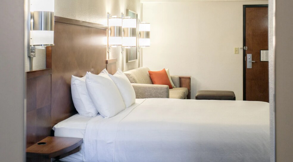 More Photos Of 650 Bakers Bridge Ave, Franklin Hotel For Sale