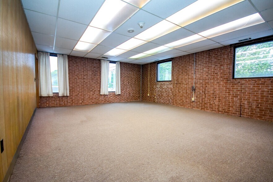 More Photos Of 1300 Jefferson Blvd, Warwick Showroom For Lease