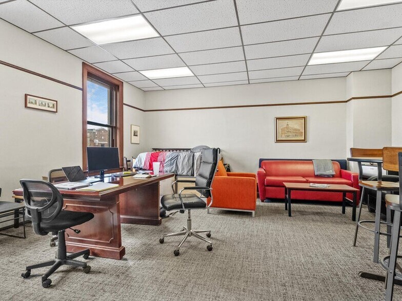 More Photos Of 921-931 8th St, Manitowoc Office For Sale