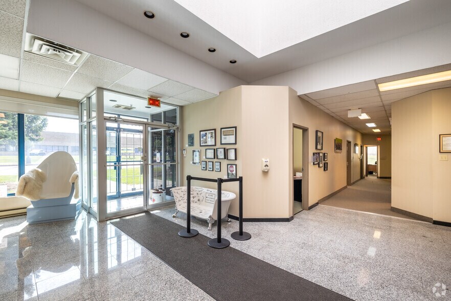 More Photos Of 4575 Boul Poirier, Montréal Warehouse For Lease