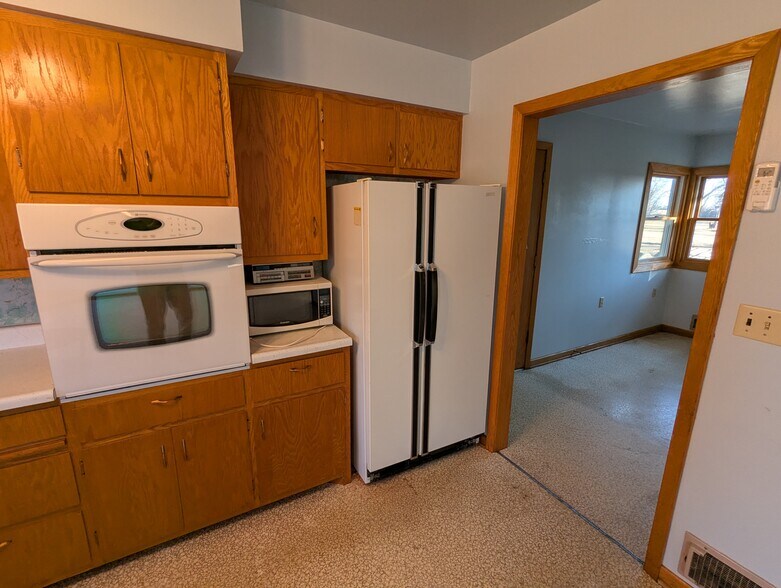 More Photos Of 340 Elm St E, Canova Sports And Entertainment For Sale