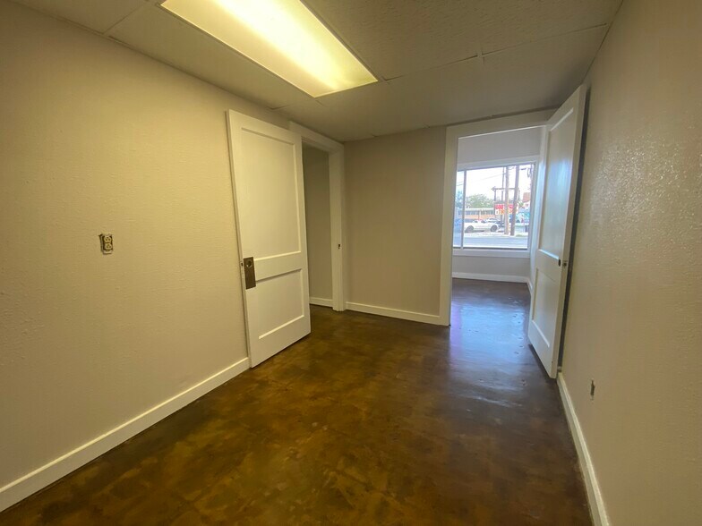 More Photos Of 1543 W Summit Ave, San Antonio Showroom For Sale