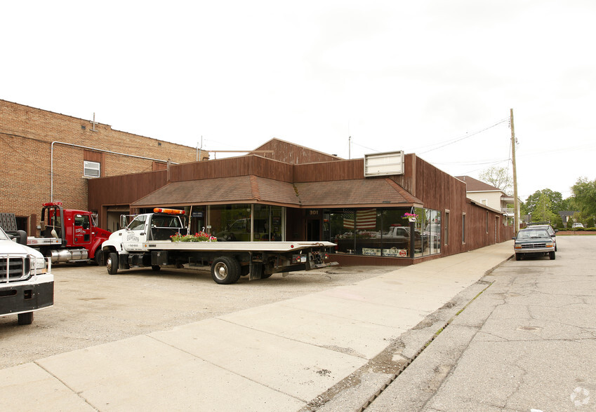 Primary Photo Of 303 E Grand River Ave, Howell Auto Repair For Sale