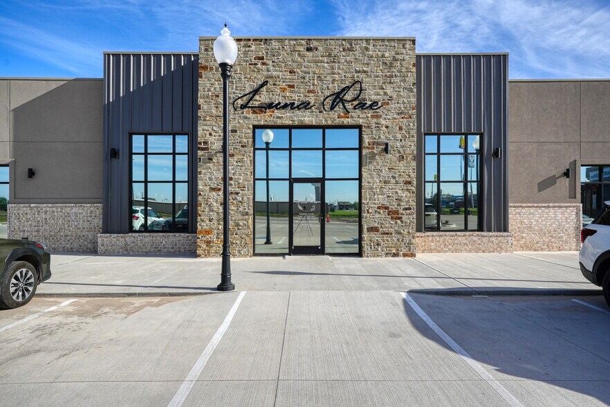 More Photos Of 13002-13070 Commerce St., Elgin Storefront Retail Office For Sale