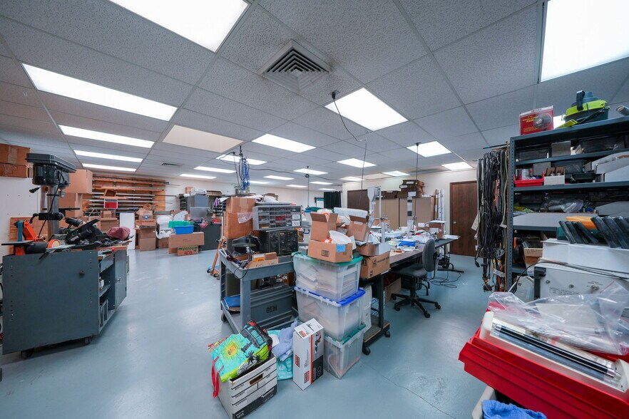 More Photos Of 1555-1557 SE Crystal Lake Dr, Corvallis Warehouse For Lease