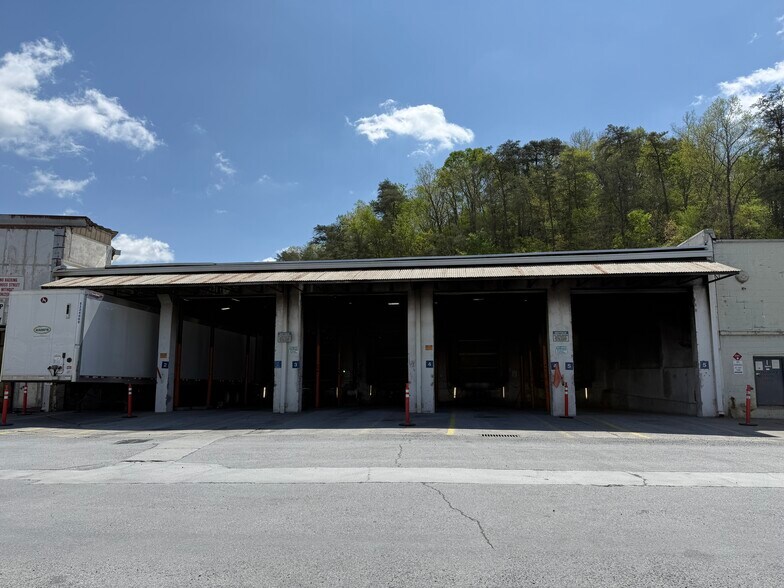 More Photos Of 326 S Marble St, Rockmart Distribution For Sale