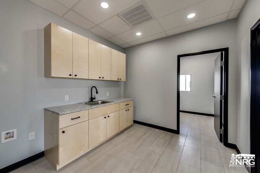 More Photos Of 1208 S Midland Dr, Midland Warehouse For Lease