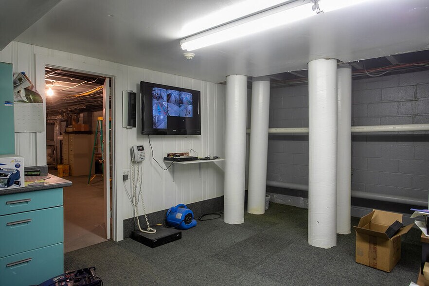 More Photos Of 121 S Pavilion Ave, Riverside Storefront Retail Residential For Sale