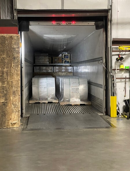 More Photos Of 219 Commercial Hill Dr, Hendersonville Warehouse For Lease