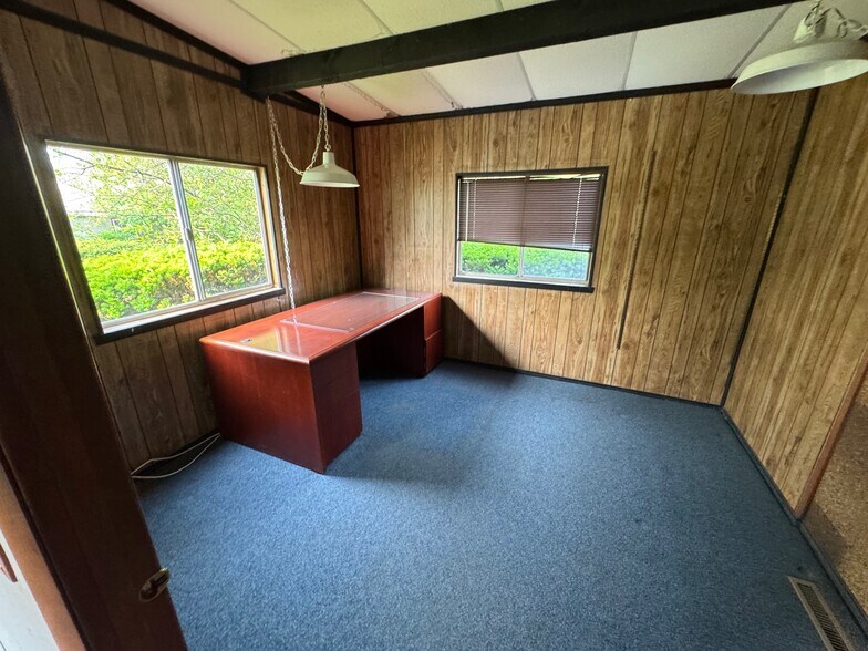 More Photos Of 1103 Fabyan Pkwy, Geneva Manufacturing For Lease