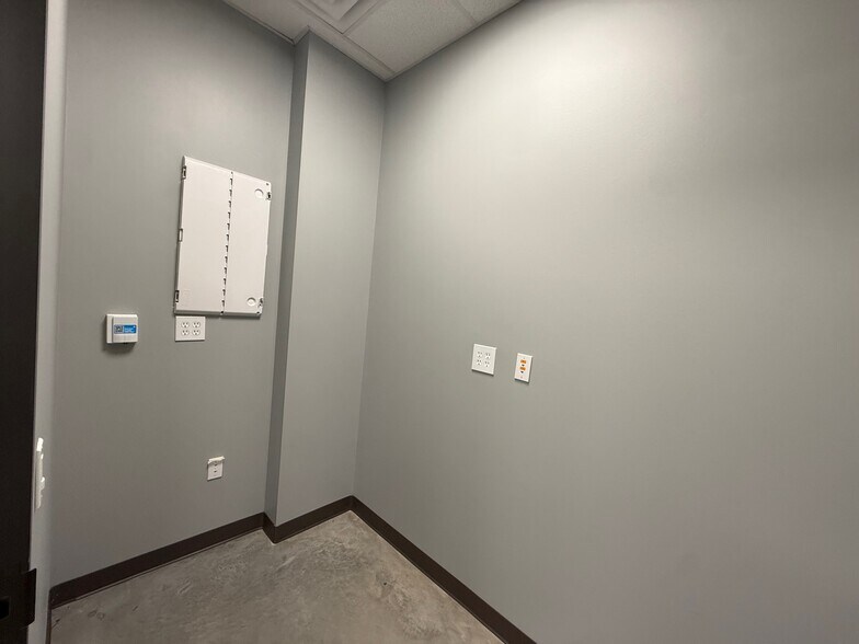 More Photos Of 16217 North Fwy, Houston Unknown For Lease