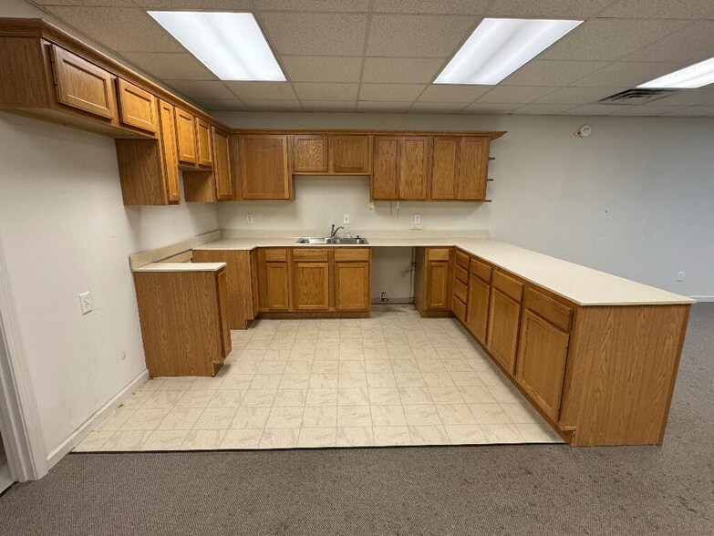 More Photos Of 103 Industrial Park Dr, Perry Distribution For Lease