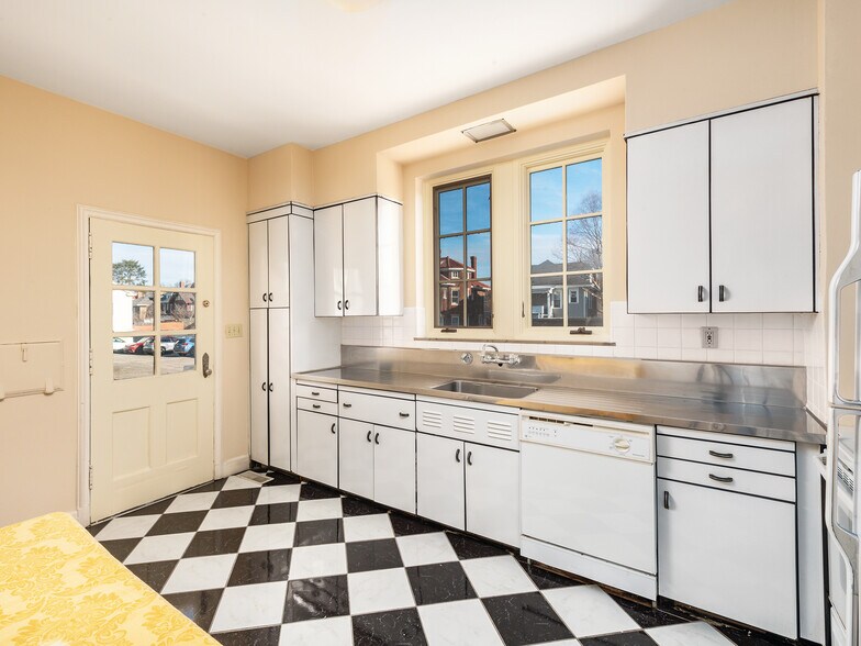 More Photos Of 1526 Kanawha Blvd E, Charleston Office Residential For Sale