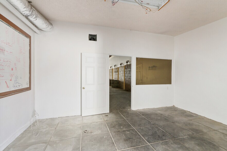 More Photos Of 4641 Telegraph Rd, Los Angeles Manufacturing For Sale