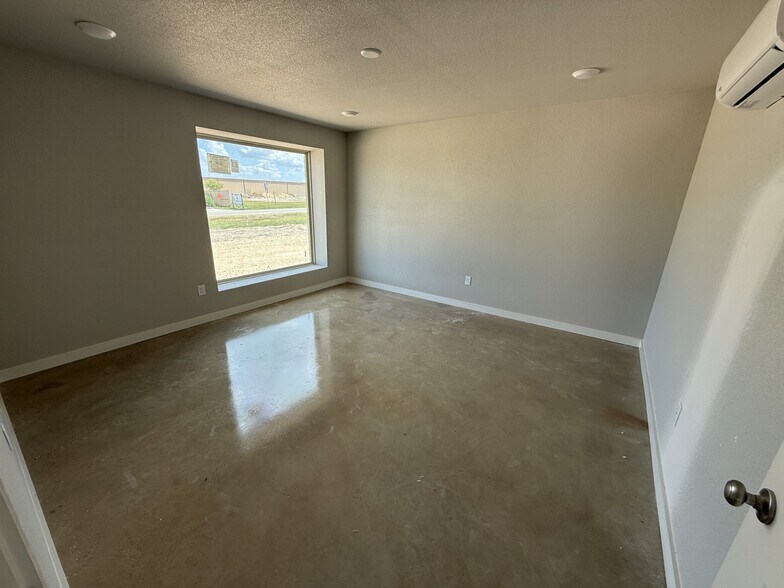 More Photos Of 7990 Old Bastrop Rd, New Braunfels Industrial For Lease