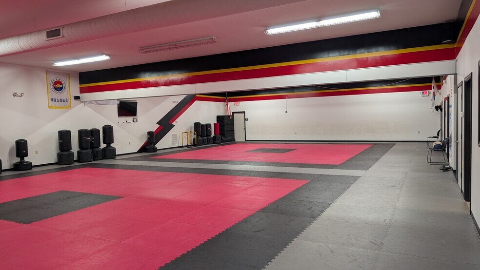 More Photos Of 50 Parum Rd, Colchester Storefront Retail Office For Sale