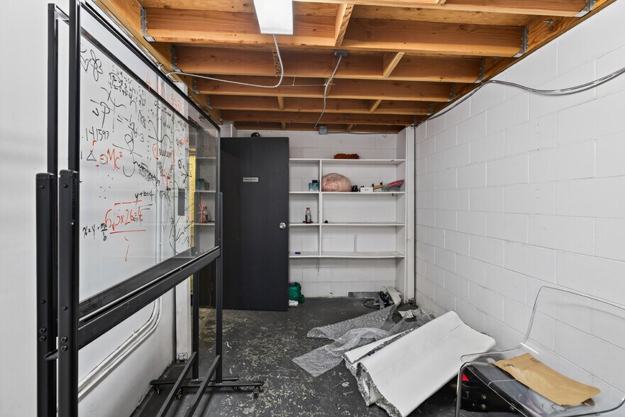 More Photos Of 11105 Weddington St, North Hollywood Service For Lease