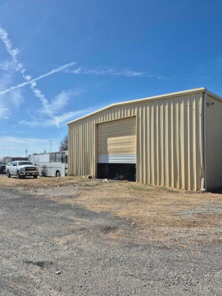 More Photos Of 600 Evanhale -1, Oklahoma City Warehouse For Lease