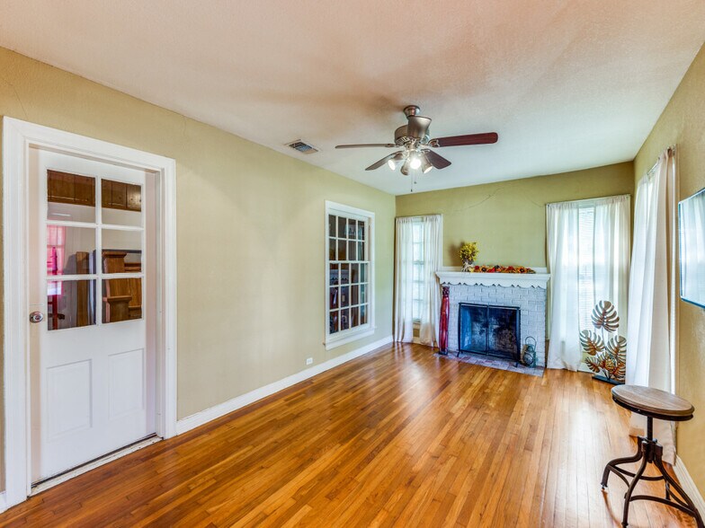 More Photos Of 206 Sherwood Dr, San Antonio Office Residential For Lease