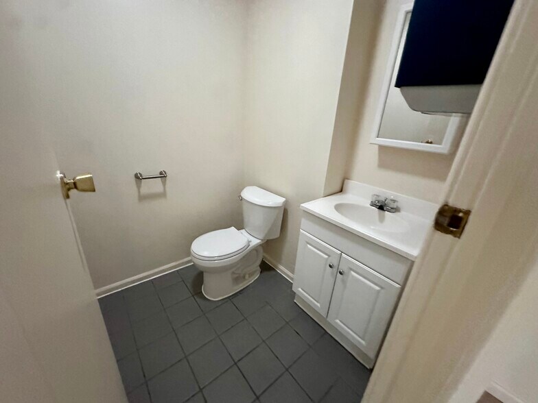 More Photos Of 720 NE Granger Ave, Corvallis Manufacturing For Sale