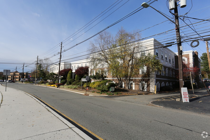 More Photos Of 349 E Northfield Rd, Livingston Medical For Lease