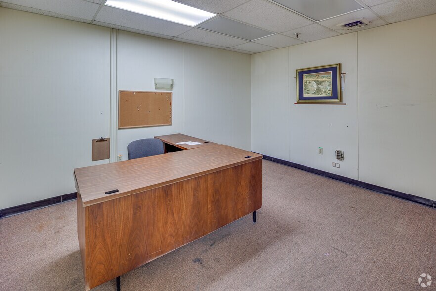 More Photos Of 1070 E Main St, Lake City Industrial For Lease