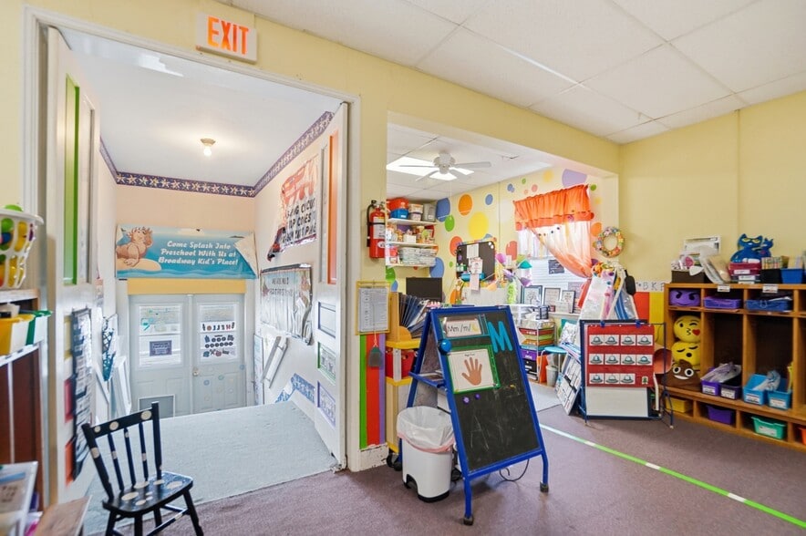 More Photos Of 213 N Broadway St, Spencerville Flex For Sale