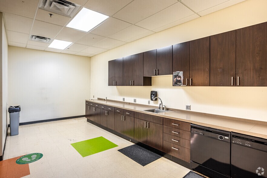 More Photos Of 1025 N 3rd St, Lawrence General Retail For Lease