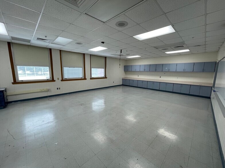 More Photos Of 76 W Athens Rd, Roseville Schools For Lease