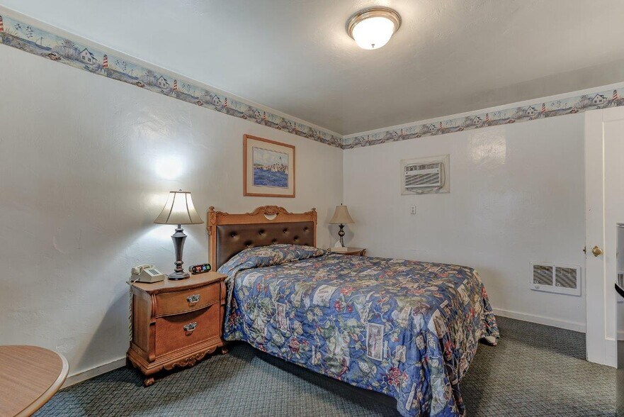 More Photos Of 718 Main St, Weaverville Hotel For Sale