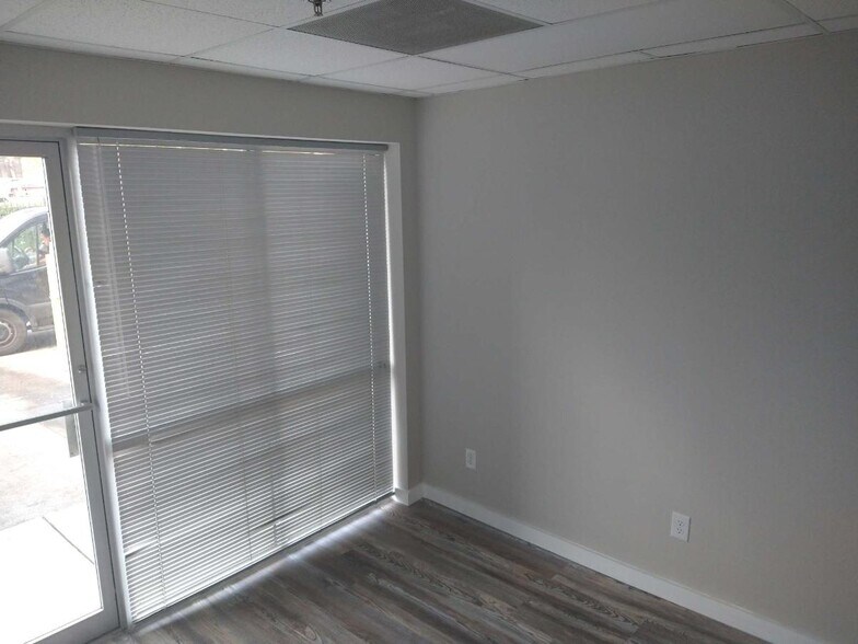 More Photos Of 7340 Blanco Rd, San Antonio Self Storage For Lease