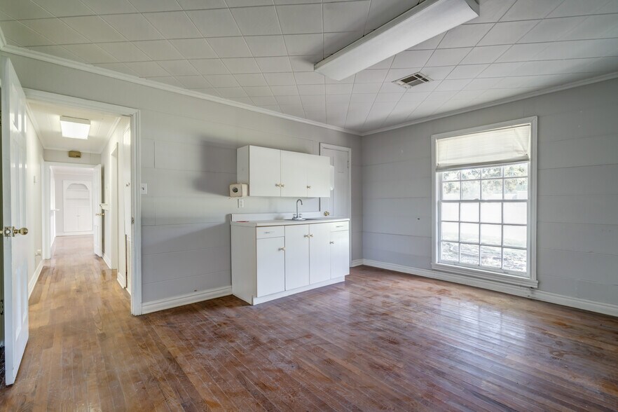 More Photos Of 2600 Arlington St, Ada Office Residential For Sale