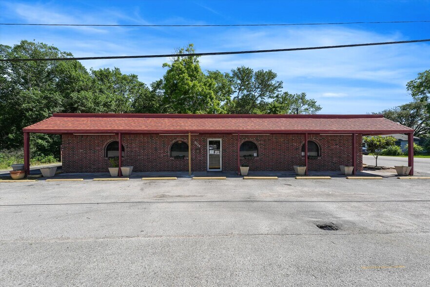 More Photos Of 9302 Highway 6, Hitchcock Restaurant For Sale