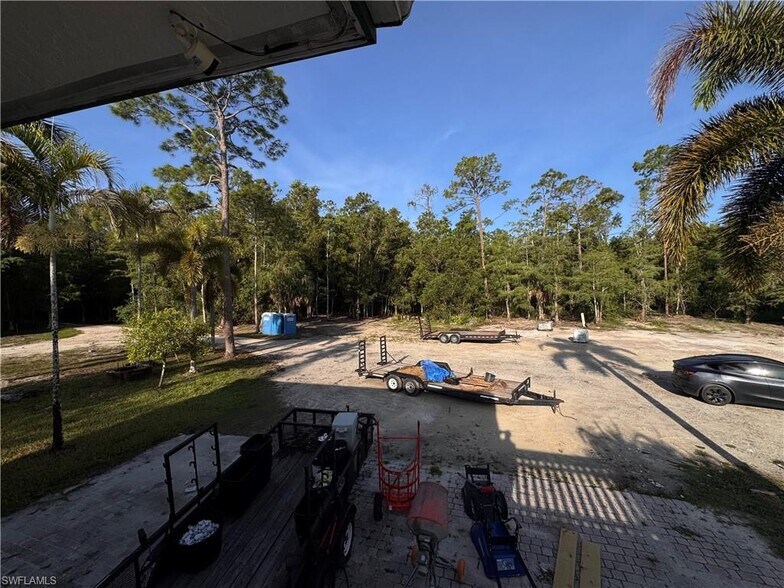 More Photos Of 1825 Washburn Ave, Naples Showroom For Lease