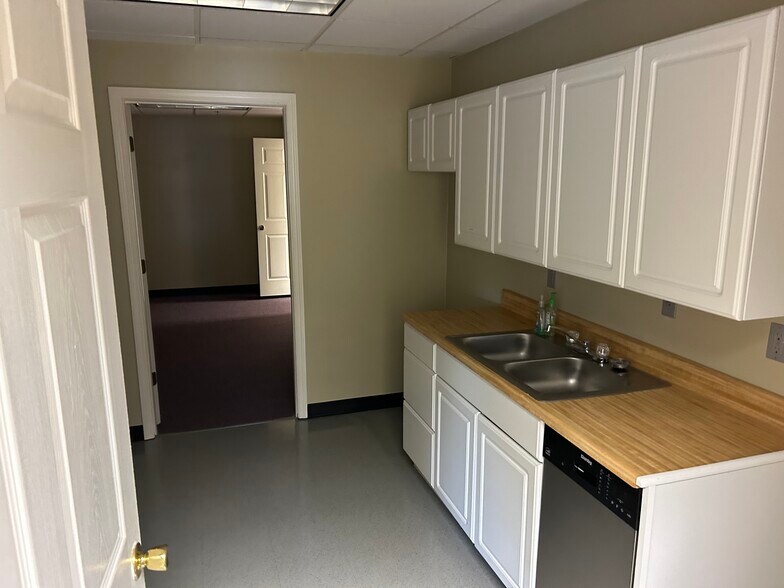 More Photos Of 222 Rhl Blvd, Charleston Unknown For Lease