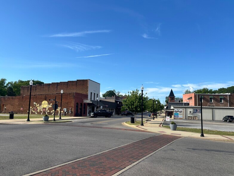 More Photos Of 601 Main St, Oxford General Retail For Sale