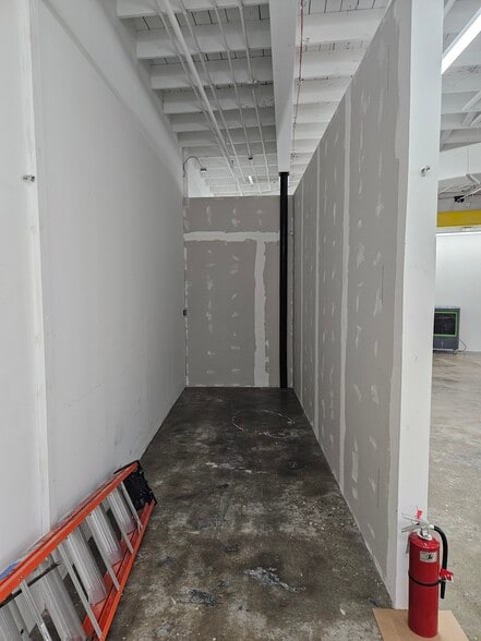 More Photos Of 2606 Fairfield Ave S, Saint Petersburg Light Manufacturing For Lease