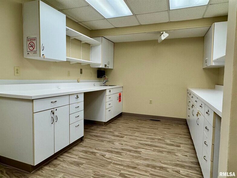 More Photos Of 130 N Broadway St, Table Grove Flex For Sale