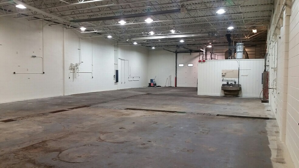 More Photos Of 45 Ivy Ave W, Saint Paul Warehouse For Sale