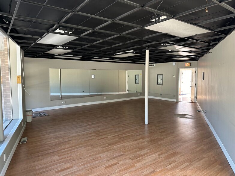 More Photos Of 220-230 Hicks Pl, Palatine Storefront Retail Residential For Sale