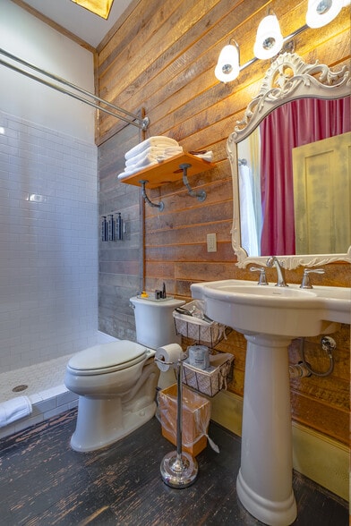 More Photos Of 221 W Main St, Tishomingo Hotel For Sale